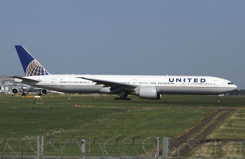 Departs Heathrow via 09R