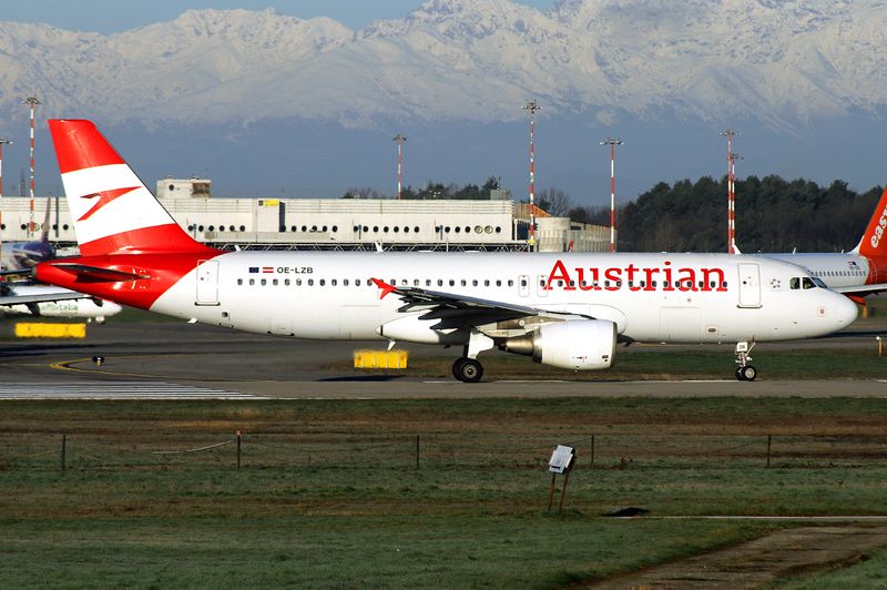 Airbus A320-200 OE-LZB
