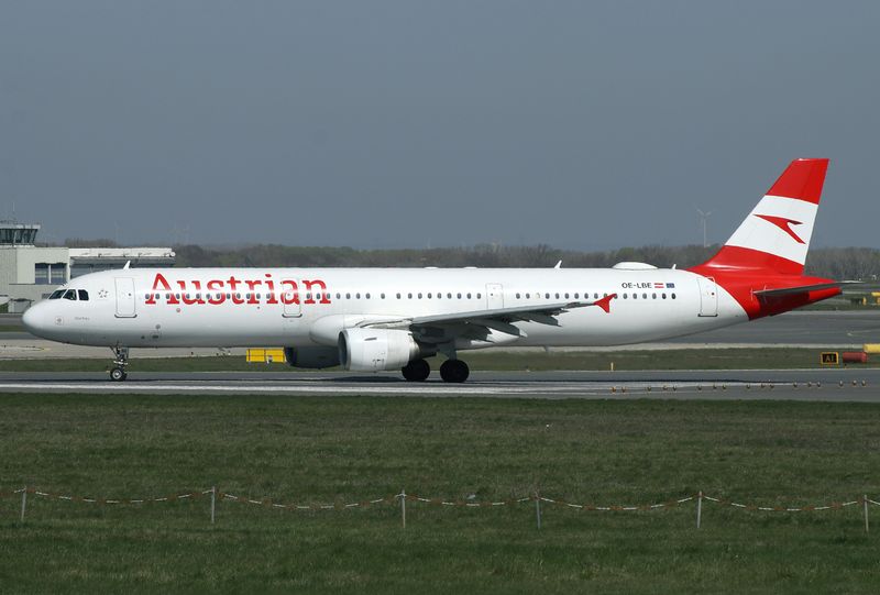 OE-LBE (VIE 04-25) FBFB.jpg