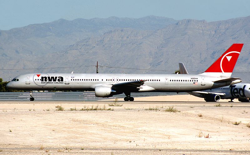 B757-300 N590NW