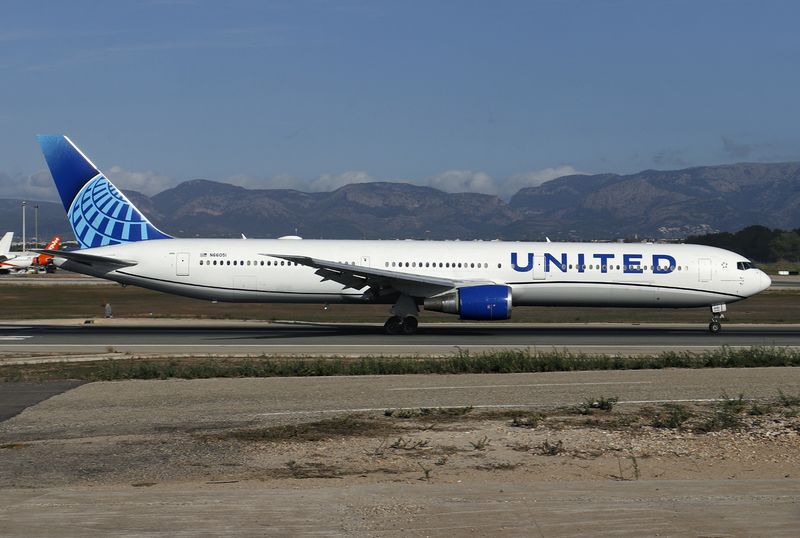 B767-400 N66051 