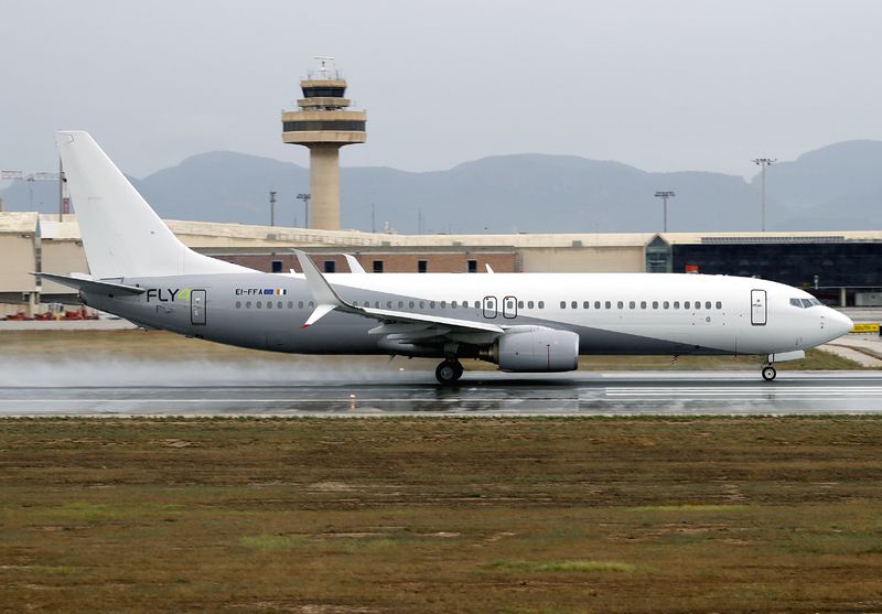 B737-800 EI-FFA 