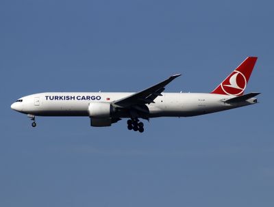 Arrives at Istanbul (LTFM) 17R