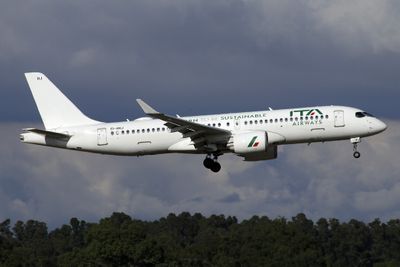 Airbus A220-300 EI-HHJ 