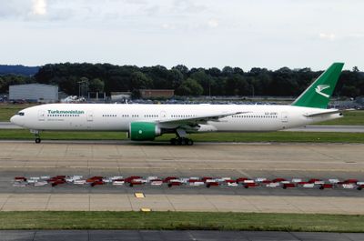 Boeing 777-300(ER) EZ-A781 