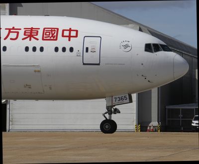 Boeing 777-300 cockpit closup