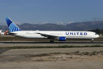 B767-400 N66051 