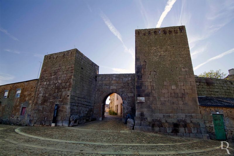 Castelo e cerca urbana<br> de Castelo Mendo