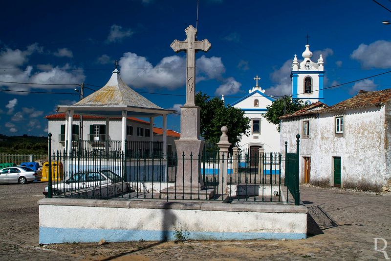 O Cruzeiro, o Coreto e a Igreja