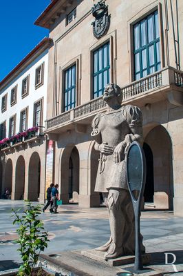 Covilhã, União das Freguesias de Covilhã e Canhoso.
Conjunto escultórico de arte contemporânea.
Proteção: Incluído na Zona de Proteção do Conjunto arquitetónico composto pelos edifícios da Teatro-Cine, Câmara M., CTT, Telecom e CGD.
Ano de Inauguração: 1988.
Autores - Escultor Francisco Simões e arquiteto Pinto Sousa.
https://www.culturacentro.gov.pt/pt/museus/museu-virtual-de-arte-publica/castelo-branco/covilha/p%C3%AAro-da-covilha/