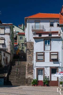 (...)1673 - por ordem do príncipe regente, vieram de Inglaterra cinco mestres para as fábricas de panos da Covilhã; 1710 - D. João V ordena que na vila da Covilhã se fabriquem todas as fardas para o seu exército; 1734 - Prior de São Silvestre refere que as muralhas formavam um polígono regular que se fechava na parte mais alta; 1755 - as muralhas e as torres do Castelo sofreram grandes danos com o terramoto; 1761 - é ordenada a construção do edifício da Real Fábrica dos Panos; (...)
Anouk Costa, Cláudia Morgado, Marta Clemente, Rita Vale (excertos), in http://www.monumentos.gov.pt/Site/APP_PagesUser/SIPA.aspx?id=5904