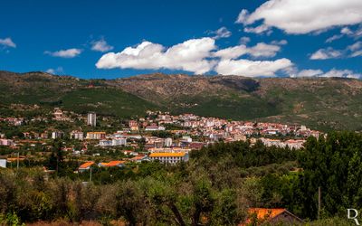 Cronologia: Séc. 01 a.C. - com a ocupação completa da Península, os romanos terão fundado burgos fortificados, nalguns casos sobre antigos castros lusitanos; 41 a.C. - aparece perto da baixa encosta da Covilhã uma povoação chamada Sília Hermínia, nome derivado de Sila, o Cônsul romano vencedor da batalha de Munda; 1186 - concedida a Carta de Foral por D. Sancho I e é erguida a primeira cintura de muralhas; (...)
Anouk Costa, Cláudia Morgado, Marta Clemente, Rita Vale (excertos), in http://www.monumentos.gov.pt/Site/APP_PagesUser/SIPA.aspx?id=5904