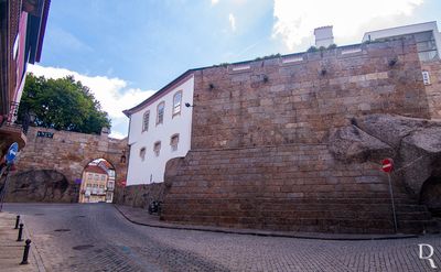  (...)  sc. 16 - demolio de parte das primitivas muralhas romanas, devido a obras no Pao dos Bispos (VALE, A. Lucena, p. 223); 1577, 21 Julho - ltima vez que as portas da cidade foram fechadas devido a uma peste; 1653, 19 Abril - arrematao de umas armas reais para a porta do Soar, a qual andava a ser reconstrudo, pelo mestre Pedro de Almeida, por 6$000;  (...)

Joo Carvalho e Paula Figueiredo [excertos], in http://www.monumentos.gov.pt/Site/APP_PagesUser/SIPA.aspx?id=6186 