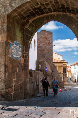  (...)  1944 - aparecimento de cobelo medieval a S. do Lg. da Misericrdia; 1952 - demolio de muros e desaterro na Rua Maximiano de Arago, pondo a descoberto parte do troo das muralhas da cidade; 1970 - expropriao de cinco prdios para demolio, para desobstruir a muralha; 1997 - demolio de parte da muralha, na zona de Soar de Cima; (...)

Joo Carvalho e Paula Figueiredo [excertos], in http://www.monumentos.gov.pt/Site/APP_PagesUser/SIPA.aspx?id=6186 