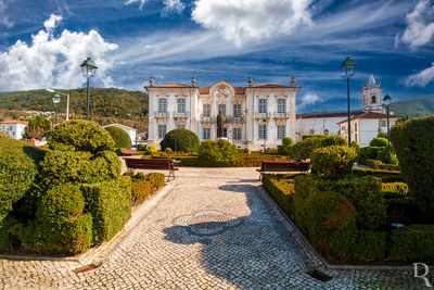  Lous, Unio das freguesias de Lous e Vilarinho.
 
Arquitetura poltica e administrativa, revivalista, neobarroca. 

Proteo: no atribuda.

poca de construo: Sc. 20.

Cecla Matias, Sandra Lopes e Margarida Silva [excertos], in http://www.monumentos.gov.pt/Site/APP_PagesUser/SIPA.aspx?id=16942 
