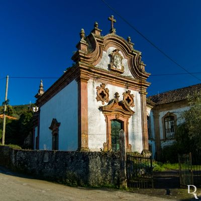  Lous, Unio das freguesias de Lous e Vilarinho.
 
Casa nobre setecentista com capela.

Proteo: Imvel de Interesse Pblico.

poca de construo: Sc. 18.

Margarida Alada, Joo Cravo, Maria Bonina e  Fernando Grilo [excertos], in http://www.monumentos.gov.pt/Site/APP_PagesUser/SIPA.aspx?id=2786 