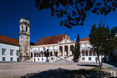  (...) 1695 - 1697 - reforma da Capela, com a renovao dos tetos e estuques, obra de Francisco Ferreira de Arajo; 1694 - 1702 - no reitorado de D. Nuno da Silva Teles, so feitas obras nos Gerais pelo mestre Jos Cardoso, pelo marceneiro Joo Monteiro e pintor de azulejo Agostinho de Paiva; feitura da fachada da Reitoria e obras na Sala do Exame Privado; 1700 - incio da construo frontispcio Via Latina durante a reforma promovida no reitorado D. Francisco de Lemos;  (...)

Horcio Bonifcio, Rosrio Gordalina, Lina Oliveira e Lcia Pessoa [excertos], in http://www.monumentos.gov.pt/Site/APP_PagesUser/SIPA.aspx?id=2716 