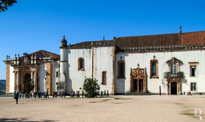  (...) 1779 - Jos Carlos Magne  o chefe de gabinete de obras; 1780 - abertura da porta de comunicao entre a Capela e os Gerais; 1782 - Manuel Alves Macomboa  nomeado arquiteto de todas as obras; 1790, dezembro - incio da construo do novo Observatrio projetado por Macomboa; 1799 - inaugurao do Observatrio; 1824 - Jos do Couto dos Santos Leal  nomeado mestre das obras e arquiteto, cargo que exerce por 5 anos; (...)

Horcio Bonifcio, Rosrio Gordalina, Lina Oliveira e Lcia Pessoa [excertos], in http://www.monumentos.gov.pt/Site/APP_PagesUser/SIPA.aspx?id=2716 