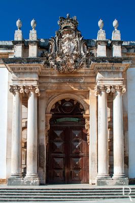  (...) 1718 - Gaspar Ferreira trabalha na biblioteca e na feitura das estantes; trabalha no local o entalhador Alexandre Rodrigues, o mestre-de-obras Joo Carvalho Ferreira e o carpinteiro J. Rodrigues de Almeida; 1723, 22 junho - 28 agosto - contrato com os pintores Antnio Simes Ribeiro e Vicente Nunes para a pintura dos tetos e com Manuel da Silva para pintura e douramento talhas da Biblioteca; feitura dos bufetes por Francisco Realdino;  (...)

Horcio Bonifcio, Rosrio Gordalina, Lina Oliveira e Lcia Pessoa [excertos], in http://www.monumentos.gov.pt/Site/APP_PagesUser/SIPA.aspx?id=2716 