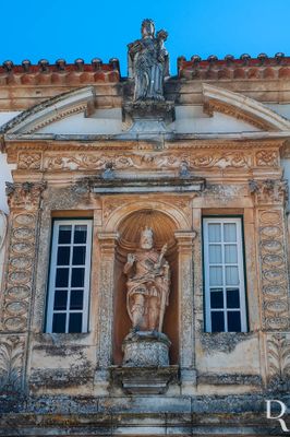  (...)  1633, 26 novembro - contrato de construo da Porta Frrea substituindo antiga porta fortificada do Pao, conforme projeto de Antnio Tavares, com obra do mestre Isidro Manuel e imagens de Manuel de Sousa; 1634, finais - final da obra da Porta Frrea; 1639 - 1659 - durante o reitorado de Manuel Saldanha, so feitas vrias reformas como na Sala do Exame Privado na qual participa Jos Ferreira de Arajo, com a pintura do teto, o pintor Antnio Simes, os pintores decoradores Joo Vidal e Gonalo de Mesquita e o carpinteiro Manuel Pereira;  (...)

Horcio Bonifcio, Rosrio Gordalina, Lina Oliveira e Lcia Pessoa [excertos], in http://www.monumentos.gov.pt/Site/APP_PagesUser/SIPA.aspx?id=2716 