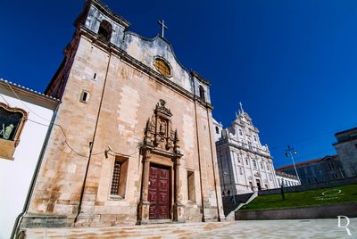  Portais da Extinta Igreja de Santa Ana - amplos de idntica envergadura, organizados segundo 3 registos em altura: no 1, o vo e seu enquadramento at ao entablamento, no 2, o coroamento em pinculos piramidais e relevos com Santas, por fim, o nicho onde se inscreve imagem de vulto.(...)

Horcio Bonifcio e Margarida Silva [excertos], in http://www.monumentos.gov.pt/Site/APP_PagesUser/SIPA.aspx?id=5683 