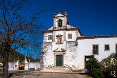  Cronologia: 1221- construo de um mosteiro masculino da Ordem de Cister; sc. 13 - construo de uma nova igreja, mantendo-se a capela-mor existente; sc. 16 - construo de 1 nova nave; 1689 - reconstruo da fachada e abbada na igreja.

Horcio Bonifcio, Rosrio Gordalina e Antero Carvalho [excertos], in http://www.monumentos.gov.pt/Site/APP_PagesUser/SIPA.aspx?id=1002 