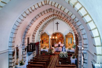 (...) 1212 - D. Teresa e D. Sancha refugiam-se em Montemor fazendo da vila ncleo de resistncia contra D. Afonso II; fortificam e restauram torres e muralhas; foral da vila por D. Teresa e D. Branca; 1248 - foral confirmado por D. Afonso III; 1285 - cnego da S de Coimbra Joo Guilherme Chancino, deixa em testamento verbas para se levantar a igreja; 1286 - D. Dinis doa o Padroado das igrejas da vila a sua irm D. Branca; 1322 - D. Dinis doa o senhorio da vila ao infante D. Afonso; 1355 - D. Afonso IV doa a Igreja de So Martinho ao padroado do Mosteiro de Santa Clara de Coimbra; 1357 - D. Pedro I confirma a doao; 1362 - igreja documentada; 1369 - instituio da capela dos Coutinhos por Afonso Vasques; sc. 15 - Infante D. Pedro e depois seu filho D. Joo senhores da vila; D. Joo II doa-a a seu filho Jorge de Lencastre passando depois para a Casa de Aveiro; Sc. 16 - altares laterais da igreja;  (...)

Rosrio Gordalina [excertos], in http://www.monumentos.gov.pt/Site/APP_PagesUser/SIPA.aspx?id=4272 