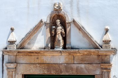   Cronologia: 1494 - Fundao do Convento pelos frades eremitas de Santo Agostinho por iniciativa de Diogo de Azambuja; sc. 16, incios - Construo da Igreja tendo sido embutida na parede, do lado da Epstola, a arca funerria dos Cotas; 1511 - Concluso da capela-mor a expensas de Diogo de Azambuja; sc. 16, finais - Data dos frescos do teto da Sacristia; 1518 - falecimento de Diogo de Azambuja e colocao do seu tmulo num arcosslio manuelino na parede O. da capela-mor; a partir dessa altura o convento sobrevive com fracos rendimentos; 1535 - Os Pinas instituem a sua capela funerria adossada  parede E. da igreja; 1567 - Executado um retbulo para a Capela-mor, do qual subsiste o sacrrio; 1572, 11 Abr. - Notcias de que o convento  alvo de obras, excluindo a igreja; 1591 - Construo da Capela da Anunciao, por Mateus Roiz; 1593 - Data do altar do Esprito Santo; a Sacristia  alvo de alteraes; (...)

Joo Cravo, Horcio Bonifcio, Lina Oliveira, Filipa Avellar e Maria Fernandes [excertos], in http://www.monumentos.gov.pt/Site/APP_PagesUser/SIPA.aspx?id=2600 