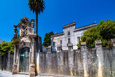   Cronologia: Sc. 18 - Construo do portal no muro de vedao da propriedade que pertencia a Lopo Fernandes de Pina; 1945 - foi pedida a sua classificao como Imvel de Interesse Pblico; 1950 - era propriedade do Dr. Quirino de Sousa Sampaio; encontrava-se instalado no solar a Estao Antisezontica; o portal estava em avanado estado de degradao;  (...)

Joo Cravo, Horcio Bonifcio e Ceclia Matias [excertos], in http://www.monumentos.gov.pt/Site/APP_PagesUser/SIPA.aspx?id=865 