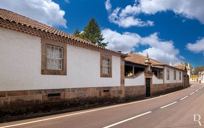  Carregal do Sal, Oliveira do Conde
 
Casa nobre maneirista, de planta retangular irregular, de linhas relativamente baixas que a capela pouco excede. 

Proteo: Imvel de Interesse Pblico.

Incio da construo: Sc. 16.

Joo Carvalho [excertos], in http://www.monumentos.gov.pt/Site/APP_PagesUser/SIPA.aspx?id=4266 