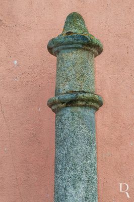   Cronologia: 1514, 13 Julho - concesso do foral manuelino ao ento concelho de Pinheiro de zere. so donatrios os Condes de bidos e Sabugal; provvel construo de um pelourinho; 1708 - a povoao, com 140 vizinhos,  da Coroa; tem juiz ordinrio, vereadores, procurador, escrivo da cmara e 6 escrives; 1758 - nas Memrias Paroquiais,  referido que a povoao, com 439 pessoas,  da Coroa; tem juiz ordinrio, que zela pelas reas do crime e rfos; tem 2 vereadores, escrivo da cmara e um procurador do concelho; 1943 - o pelourinho encontra-se em mau estado.

Madeira Portugal e Lina Marques [excertos], in http://www.monumentos.gov.pt/Site/APP_PagesUser/SIPA.aspx?id=2561 