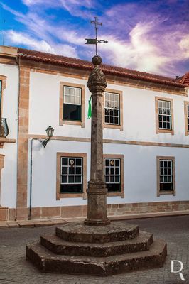  Cronologia: 1515, 14 Junho - D. Manuel deu foral ao concelho de Besteiros, na sequncia do qual se deve ter erguido o pelourinho; 1758, 26 Agosto - nas Memrias Paroquiais, assinadas pelo proco Silvrio Pereira Teles,  referido que a povoao tem 191 fogos; 1840 - desaparecimento do primitivo pelourinho; 1933 / 1939 - reconstruo do pelourinho, aproveitando-se alguns elementos do primitivo; 1987, 18 Dezembro - Tondela  elevada  categoria de cidade.

( Madeira Portugal, Joo Carvalho e Snia Basto [excertos], in http://www.monumentos.gov.pt/Site/APP_PagesUser/SIPA.aspx?id=4212 ) 
