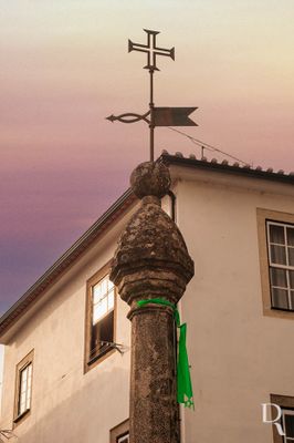   Observaes - a base e a parte inferior do fuste so do antigo pelourinho, tendo sido descobertos pelo Dr. Amadeu Ferraz de Carvalho; o fuste estava num muro, fronteiro ao Solar dos Teles, a base do fuste perto da Capela da Senhora do Calvrio.

( Madeira Portugal, Joo Carvalho e Snia Basto [excertos], in http://www.monumentos.gov.pt/Site/APP_PagesUser/SIPA.aspx?id=4212 ) 
