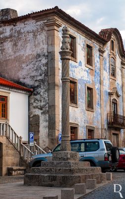  Oliveira do Hospital, Av.
 
Pelourinho quinhentista.

Proteo: Imvel de Interesse Pblico.

poca de construo: Sc. 16.

Joo Cravo e Horcio Bonifcio [excertos], in http://www.monumentos.gov.pt/Site/APP_PagesUser/SIPA.aspx?id=1008 
