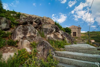   Cronologia: Idade do Ferro - castro como provvel origem do castelo, mais tarde romanizado; 412 - talvez tomado pelos Alanos; 716 - conquistado pelos Muulmanos; Perodo Romano - por aqui passa a via romana que liga Lancia Oppidana a Conimbriga; sc. 11- na posse do conde de Coimbra Sesnando Davides; (...)

Joo Cravo, Horcio Bonifcio e Margarida Alada [excertos], in http://www.monumentos.gov.pt/Site/APP_PagesUser/SIPA.aspx?id=2592 