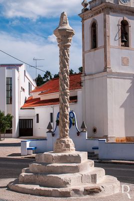  Alcobaa, Maiorga.
 
Pelourinho quinhentista.

Proteo: Imvel de Interesse Pblico.

poca de construo: Sc. 16.

Isabel Mendona (excertos), in http://www.monumentos.gov.pt/Site/APP_PagesUser/SIPA.aspx?id=1789 