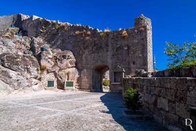   Cronologia: poca pr-romana - Provvel existncia de castro, depois romanizado; sc. 12 - Repovoamento no reinado de D. Sancho I; 1228 - Concesso de carta de foral por D. Sancho II, seguindo o modelo de vila / vora, e provvel edificao do castelo; sc. 13 - Beneficiao ou reconstruo do castelo e da cerca da vila por D. Dinis; (...) 

Margarida Conceio, Lina Oliveira e Lcia Pessoa [excertos], in http://www.monumentos.gov.pt/Site/APP_PagesUser/SIPA.aspx?id=1593 
