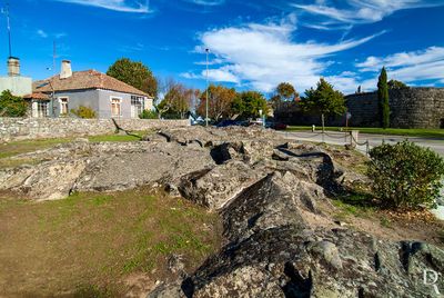 Trancoso, União das freguesias de Trancoso (São Pedro e Santa Maria) e Souto Maior.
Necrópole medieval de sepulturas antropomórficas escavadas em afloramentos rochosos.
Proteção: Imóvel de Interesse Público.
Cronologia: Época medieval - provável organização da necrópole durante o período da Reconquista (BARROCA, 1991); 1946 - abertura dos alicerces do Palácio da Justiça, tendo chegado a colocar em perigo as sepulturas.
Margarida Conceição [excertos}, in http://www.monumentos.gov.pt/Site/APP_PagesUser/SIPA.aspx?id=2980
