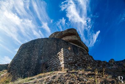  (...) sc. 12 - as principais estruturas podem ser atribudas a este perodo, tendo-se detectado vestgios de superfcie que indicam ter existido uma fundio no interior do castelo (BARROCA, 1991); concesso de carta de foral (sem data) por D. Afonso Henriques; pertenceu a Ferno Mendes de Bragana, mas aps a sua morte reverteu para a coroa; (...)

Margarida Conceio (excertos], in http://www.monumentos.gov.pt/Site/APP_PagesUser/SIPA.aspx?id=2984 