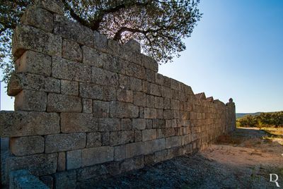 (...) 1819 - é considerada um lugar, administrativamente sob a dependência da vizinha freguesia de Alcafozes; 1821, 10 maio - decreto determina que as comendas vagas ou que de futuro vagarem sejam arrendadas no lugar onde estiverem situadas, se ali houver juiz de fora, e caso não havendo, no lugar próximo que o tiver; 1825, 09 setembro - provisão de D. João VI determinando que a provedoria de Castelo Branco devia fazer o tombo de todos os bens e propriedades pertencentes à comenda de Idanha-a- Velha; 1829, 01 setembro - início da feitura do Tombo dos bens da comenda; 1837 - extinção das comendas, sendo os seus bens integrados nos Próprios Nacionais; posteriormente dá-se a apropriação individual das terras da comenda e muitos dos bens da Ordem são vendidos em praça pública à burguesia local; a herdade de Idanha-a-Velha agrega as novas terras a um anterior morgadio, que em 1835, é de João dos Reis Leitão Marrocos, então presidente da Câmara; (...)
Paula Noé (excertos), in http://www.monumentos.gov.pt/Site/APP_PagesUser/SIPA.aspx?id=9319