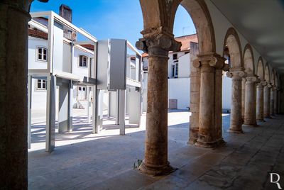Descrição: Escultura de arte contemporânea, constituída por materiais como o alumínio, cabos elétricos e lâmpadas florescentes. A obra apresenta-se como uma construção que nos liga à arquitetura “o espectador descobre acima da sua cabeça uma casa sustentada por uma estrutura de vigas que poderá espreitar de baixo para cima. O plano de projeção da planta arquitetónica vê-se deste modo subvertido pela deslocação do espectador, literalmente transferido para as bases da construção que sobre si se ergue” (FERNANDES, 2003).
Excertos do texto publicado em https://www.culturacentro.gov.pt/pt/museus/museu-virtual-de-arte-publica/coimbra/coimbra/longer-journeys/