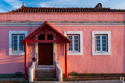 (...) 1758 - nas Memórias Paroquiais, assinadas pelo pároco Manuel..., é referido que a vila pertence ao couto de Alcobaça, ao patriarcado de Lisboa e comarca de Leiria; o seu donatário é D. Frei Manuel Barbosa, tem 52 vizinhos, e na freguesia 282 vizinhos e 933 pessoas; (...)
Anouk Costa (excertos), in http://www.monumentos.gov.pt/Site/APP_PagesUser/SIPA.aspx?id=5962