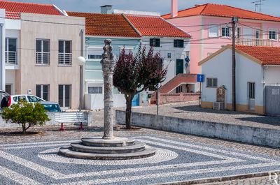 Alcobaça, Alfeizerão.
Pelourinho quinhentista.
Proteção: Imóvel de Interesse Público.
Época de construção: Séc. 16 (conjetural).
DESENHO: Eduíno Borges Garcia (1984-1985).
Isabel Mendonça e Cecília Matias (excertos), in http://www.monumentos.gov.pt/Site/APP_PagesUser/SIPA.aspx?id=1776