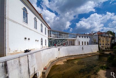 (...) 1996 - 2001 - a Câmara Municipal de Alcobaça adquire o imóvel, procedendo à recuperação do edifício principal com o objetivo de instalar na antiga estrutura industrial a biblioteca municipal: os anexos adossados ao edifício principal são demolidos, incluindo a chaminé; 2002 - inauguração da biblioteca.
Sofia Tempero e Cecília Matias (excertos), in http://www.monumentos.gov.pt/Site/APP_PagesUser/SIPA.aspx?id=11484