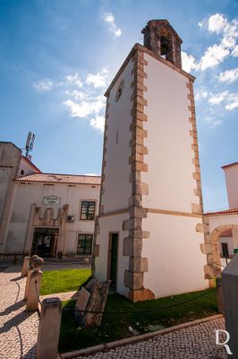 Alcobaça, Aljubarrota.
Arquitetura de comunicações.
Proteção: Incluído na Zona de Proteção do Pelourinho de Aljubarrota.
Cronologia: 1554 / 1578 - O rei D. Sebastião oferece à vila o sino da torre.
Lurdes Perdigão (excertos), in http://www.monumentos.gov.pt/Site/APP_PagesUser/SIPA.aspx?id=3319