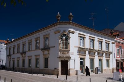 Alcobaça, União das freguesias de Alcobaça e Vestiaria.
Casa abastada eclética, destinada a residência no segundo piso, com estabelecimento bancário instalado no primeiro.
Proteção: Interesse Municipal.
Época de construção: Séc. 20.
ARQUITETO: Raul Lino (1914).
Isabel Mendonça, Cecília Matias e João Fialho (excertos), in http://www.monumentos.gov.pt/Site/APP_PagesUser/SIPA.aspx?id=1834
