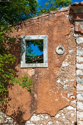 Cronologia: Séc. 18, 2ª metade - Frei Manuel de Mendonça promove a plantação de grandes olivais na zona serrana; provável construção do lagar e casa do monge lagareiro pelos monges alcobacenses; 1833 - com a extinção das ordens religiosas, os monges abandonam o mosteiro de Alcobaça e as várias dependências dos coutos, multiplicando-se neles roubos; 1833, 22 Dezembro - a quinta da Ataíja e cerca é arrendada por 23$000 reis a António Dias; 1834 - avaliada em um conto e duzentos mil reis; (...)
Paula Noé (excertos), in http://www.monumentos.gov.pt/Site/APP_PagesUser/SIPA.aspx?id=3336