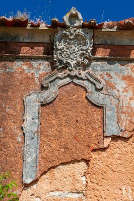 (...) 1834, 1 Julho. - descrita nos Autos de Inventário do Convento de Alcobaça como sendo constituída por cazas altas, Armazem, corrays, e palheiros, lagar de azeite com oito varas, e quatro caldeiras, com sua cerca moráda de terra de semiár; esta confrontava por S. com a lagoa da Ataíja, por N. com propriedade do Coronel Raimundo Veríssimo de Sousa, por E. com a de Alexandre Francisco e por O. com a estrada. Posteriormente foi dividida entre vários compradores; (...)
Paula Noé (excertos), in http://www.monumentos.gov.pt/Site/APP_PagesUser/SIPA.aspx?id=3336