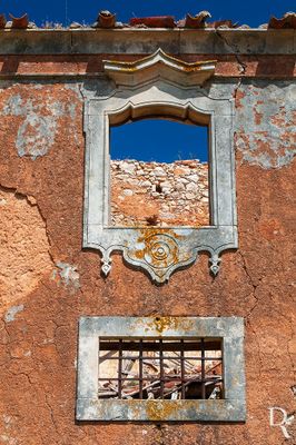 (...) séc. 20, inícios - o então proprietário do lagar, Joaquim Marques Silvério, vendeu as madeiras do telhado, em cerne, a José Francisco Veríssimo; a casa do monge pertencia a Joaquim Palmeira, de Ataíja de Baixo, e a José Faustino e mulher, da Quinta do Mago; os herdeiros destes últimos venderam-na depois a Manuel dos Santos Faz-Tudo; (...)
Paula Noé (excertos), in http://www.monumentos.gov.pt/Site/APP_PagesUser/SIPA.aspx?id=3336
