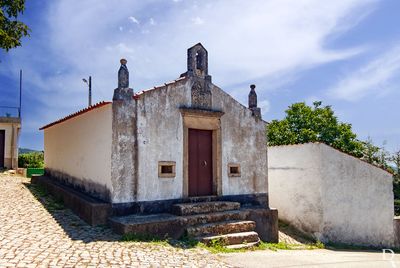 Alvaiázere, Alvaiázere
Arquitetura religiosa, oitocentista.
Proteção: não atribuída.
Cronologia: Séc. 19 - construção da capela; 1847 - data epigrafada numa pedra tumular existente na nave da capela; 1889 - data incisa no grupo escultórico da Pietá.
Cecília Matias (excertos), in http://www.monumentos.gov.pt/Site/APP_PagesUser/SIPA.aspx?id=24148